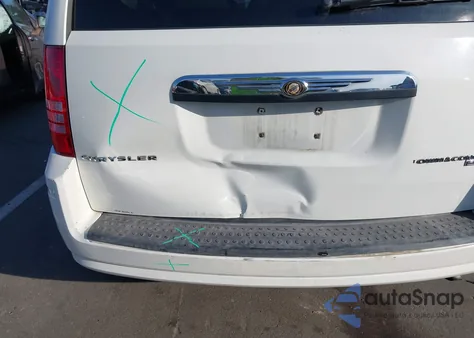 2010 Chrysler Town & Country Touring z USA, uszkodzony, nr VIN 2A4RR5D1XAR252790